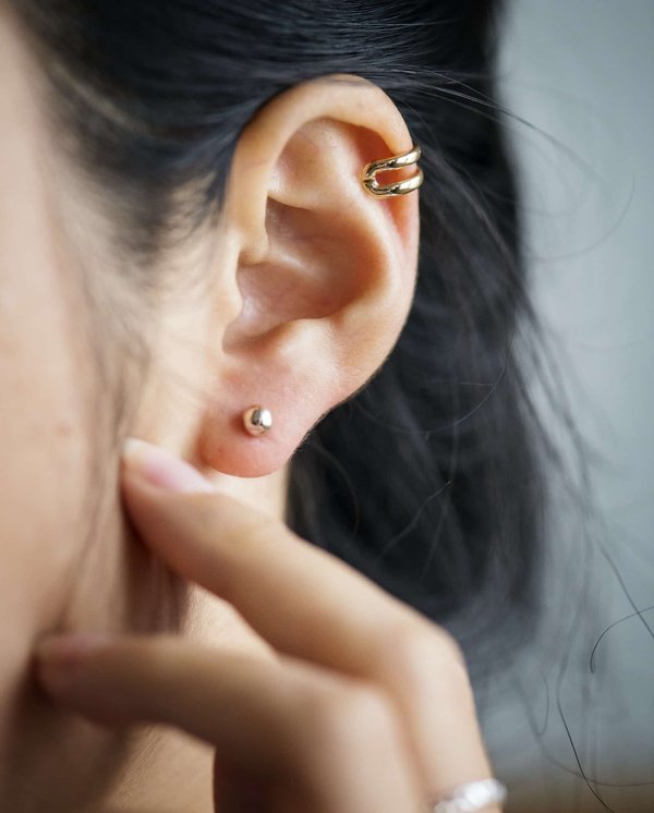 Pourquoi opter pour le piercing oreille en titane ? Quels avantages ?